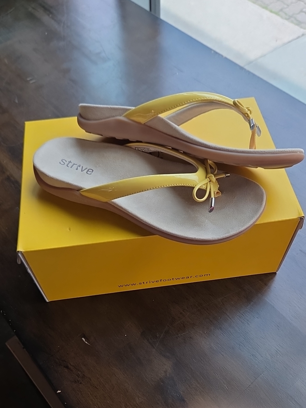 Strive Size 8.5 Women's NEW Yellow Women's Orthopedic Comfort Flip Flop Sandals